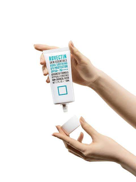 The Derma Co Ultra Light Zinc Mineral Sunscreen SPF 50 PA++++